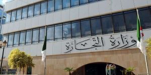 قالت إنها تشترط إرفاق شهادة المطابقة “حلال” للمواد الغذائية… وزارة التجارة تنفي استيراد أمعاء الخنازير