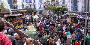 جددوا إصرارهم على البقاء في السوق إلى غاية إيجاد بديل لهم… تجار باب الوادي يرفضون تحويلهم إلى المركز التجاري المغلق