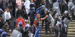 عنف الشباب في الملاعب يُفسد متعة الرياضة