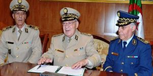 خلفا للواء محمد زناخري الذي أحيل على التقاعد… ڤايد صالح ينصب اللواء عبد الحميد غريس أمينا عاما للوزارة