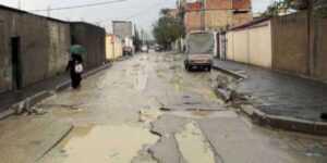 مستنقعات مائية شتاء وغبار متطاير صيفا… حي “سطاطير” بدلس يفتقر إلى التهيئة الحضرية