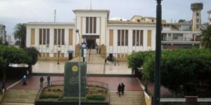 السور الحامي لمنازلها انهار قبل أيام… تهاوي الأتربة يهدد بهلاك عدد من العائلات بالقبة