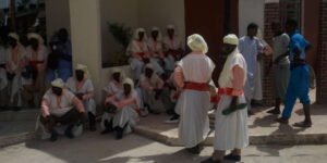 “القرقابو” و”الغيتارة” والرسم.. متعة بغرض الاسترزاق