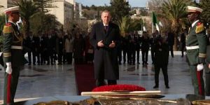 أردوغان يترحم على أرواح الشهداء بمقام الشهيد