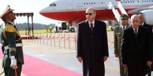 تبون في استقباله بمطار هواري بومدين… أردوغان يصل الجزائر