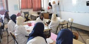 إلزام الأساتذة بإجراء مناقشاتهم خارج ساعات التدريس