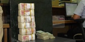 وزير المالية يفتح ملف تخفيض الضريبة إلى مستوى 50 بالمائة