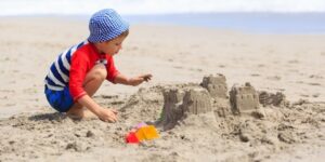 الرمل.. وسيلة لعب.. باعث للنشاط ومحفز للإبداع