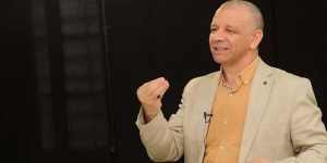 بن قرينة: نخشى من تطور الصراع بين دعاة المرحلة الانتقالية ودعاة الاستمرارية  