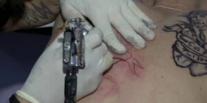 شباب يقبلون على “الوشم” خاصة في الصيف