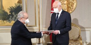 لعمامرة يسلم رسالة خطية من الرئيس تبون لنظيره التونسي