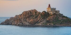 منارات بحرية تعلو الجبال وتربو على السفوح