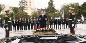 “الصمت” ترحما على الشهداء.. الرئيس تبون يقف دقيقة صمت ترحما على شهداء مجازر 17 أكتوبر