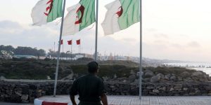 على أتباع المخزن الالتفات نحو قصرهم وملكهم