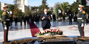 رئيس الجمهورية يضع إكليلا من الزهور على النصب التذكاري بمقام الشهيد ويدشن معلم أصدقاء الثورة