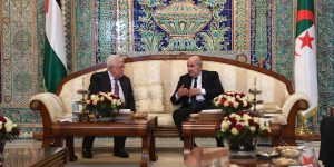 محمود عباس يحل بالجزائر.. التنسيق بين فلسطين والجزائر بشأن تطورات القضية الفلسطينية
