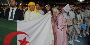 احتفالا بالذكرى 60 لاستقلال الجزائر.. تصوير عمل فني بعنوان “تحيا الجزائر” بمشاركة ألمع الوجوه الفنية