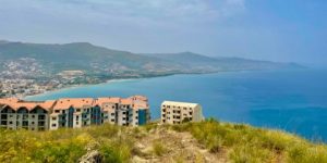 أزفون… قبلة عشاق زرقة البحر وصفاء السماء