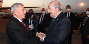 الرئيس العراقي يحل بالجزائر للمشاركة في القمة العربية