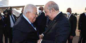 رئيس دولة فلسطين محمود عباس يحل بالجزائر للمشاركة في القمة العربية