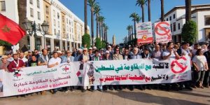 إدانة لكل اشكال التطبيع وال_صه_ي_نة.. مجموعة العمل المغربية أجل فلسطين تنظم وقفة