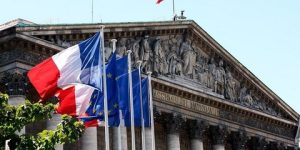 فرنسا: الوضع المالي لباريس خطير وقد توضع تحت الوصاية