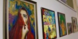 معرض ثنائي لكمال بلطرش وزوجته الروسية.. لوحات رائعة تبحر في عالم المرأة