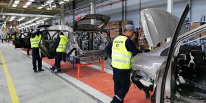 ملف السيارات يخرج من حالة الانسداد.. العملاق “ستيلانتيس” يستثمر بالجزائر.. في انتظار مصنّعين آخرين