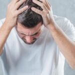 من هنا وهناك .. أحسّ بالصداع فعرف أن توأمه يعاني من السرطان