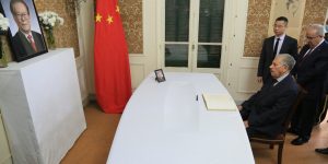 قوجيل يوقع على سجل التعازي بسفارة الصين إثر وفاة رئيسها السابق جيانغ زيمين