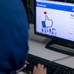 الفايسبوك.. نقل مباشر ومنبر مكفول للجميع