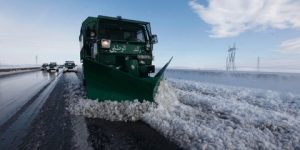 مصالح الدرك الوطني تتدخل لفتح الطرقات المغلقة وتسهيل حركة المرور بسبب تساقط الثلوج