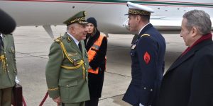 الفريق أول السعيد شنڨريحة يحضى باستقبال من طرف رئيس الجمهورية الفرنسية