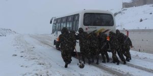 بفعل تساقط الثلوج.. مفارز الجيش تتدخل لفتح الطرق وفك العزلة عن المواطنين بباتنة