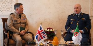 الأمين العام لوزارة الدفاع الوطني يستقبل المارشال الجوي البريطاني مارتن إليوت سامبسون