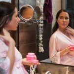 جديد الطب ..استخدام الحامل الماكياج والعطر يصيب مولودها بالربو