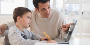 مختصون يحثون الآباء على مساعدة أبنائهم على المراجعة