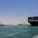 جنوح سفينة في قناة السويس ومحاولات لتعويمها