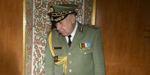 الفريق أول شنقريحة يعزي عائلات الشهداء ويأمر بفتح تحقيق اثر  تحطم المروحية العسكرية