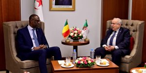 لعمامرة يجري محادثات مع نظيره المالي