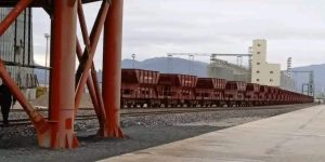 استقبال أولى شحنات خام الحديد عبر القطار بمعدل 3 آلاف طن يوميا