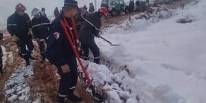 قسنطينة: إنقاذ عائلة كانت محاصرة بالثلوج بمنطقة سيدي إدريس الجبلية ببني حميدان