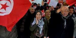 منظمات ونقابات تونسية تجتمع لصياغة مقترحات لحل الأزمة