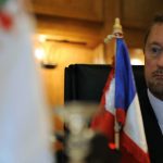 السفير الفرنسي السابق بالجزائر في قلب فضيحة ابتزاز رجل أعمال