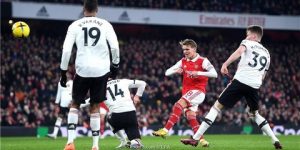 نجل بيكهام يستفز والده بعد فوز آرسنال على اليونايتد