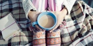 05 أسباب محتملة للشعور ببرودة اليدين والقدمين