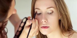 تصل إلى العمى- أضرار تسببها أدوات مكياج العيون