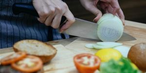 أبرزها البصل.. 6 أطعمة يفضّل تناولها نيئة