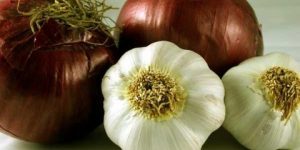 أطعمة تقي من سرطان القولون.. منها البصل والثوم