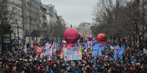 موجة ثالثة من الإضرابات بفرنسا تواصل الضغط على ماكرون